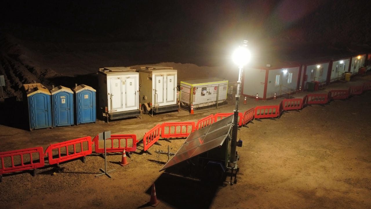 Área de servicios de faena iluminada de noche