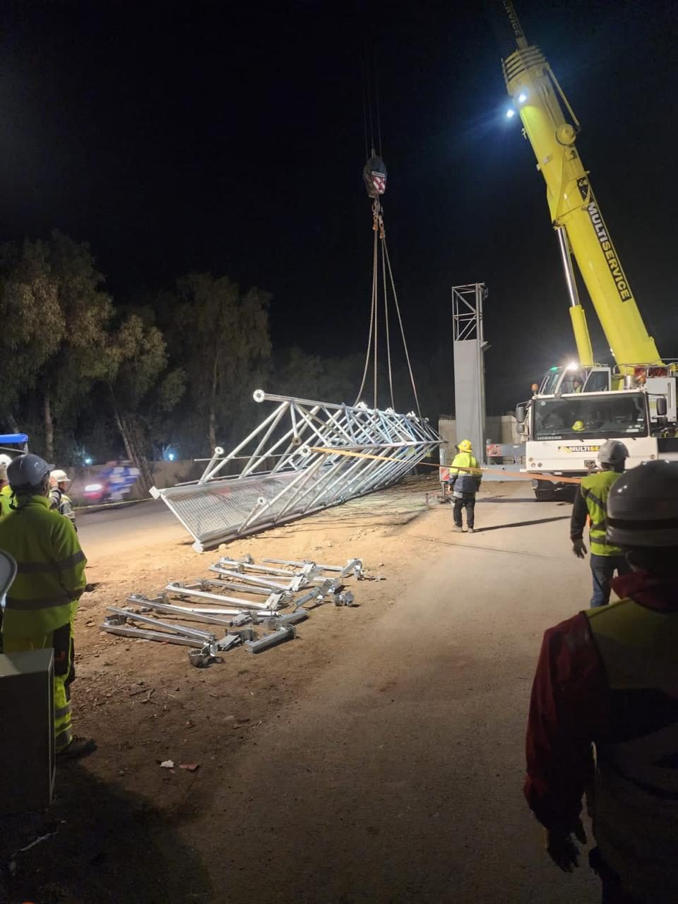 Izaje de estructura metálica reticulada con grúa