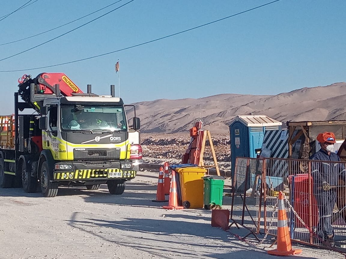 Camión grúa en el acceso a la faena de líneas energizadas