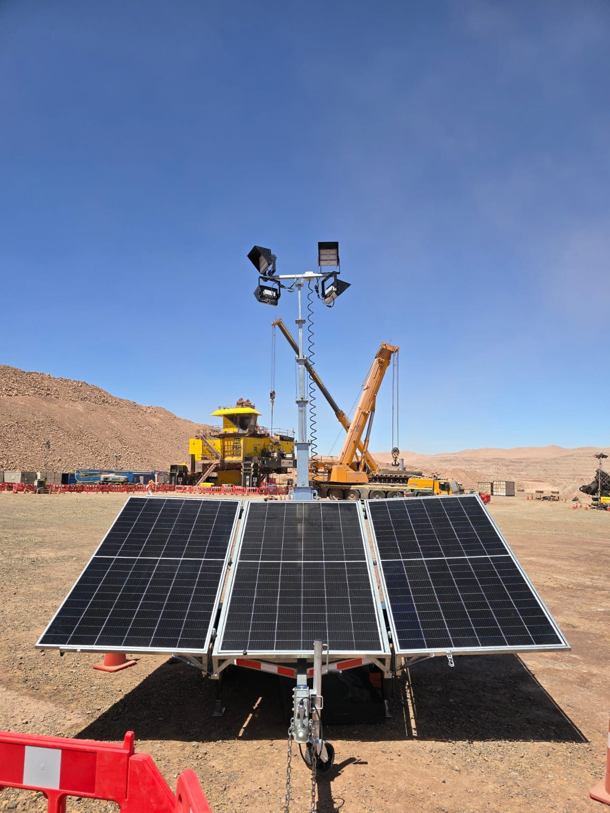 Tráiler solar desplegado en faena