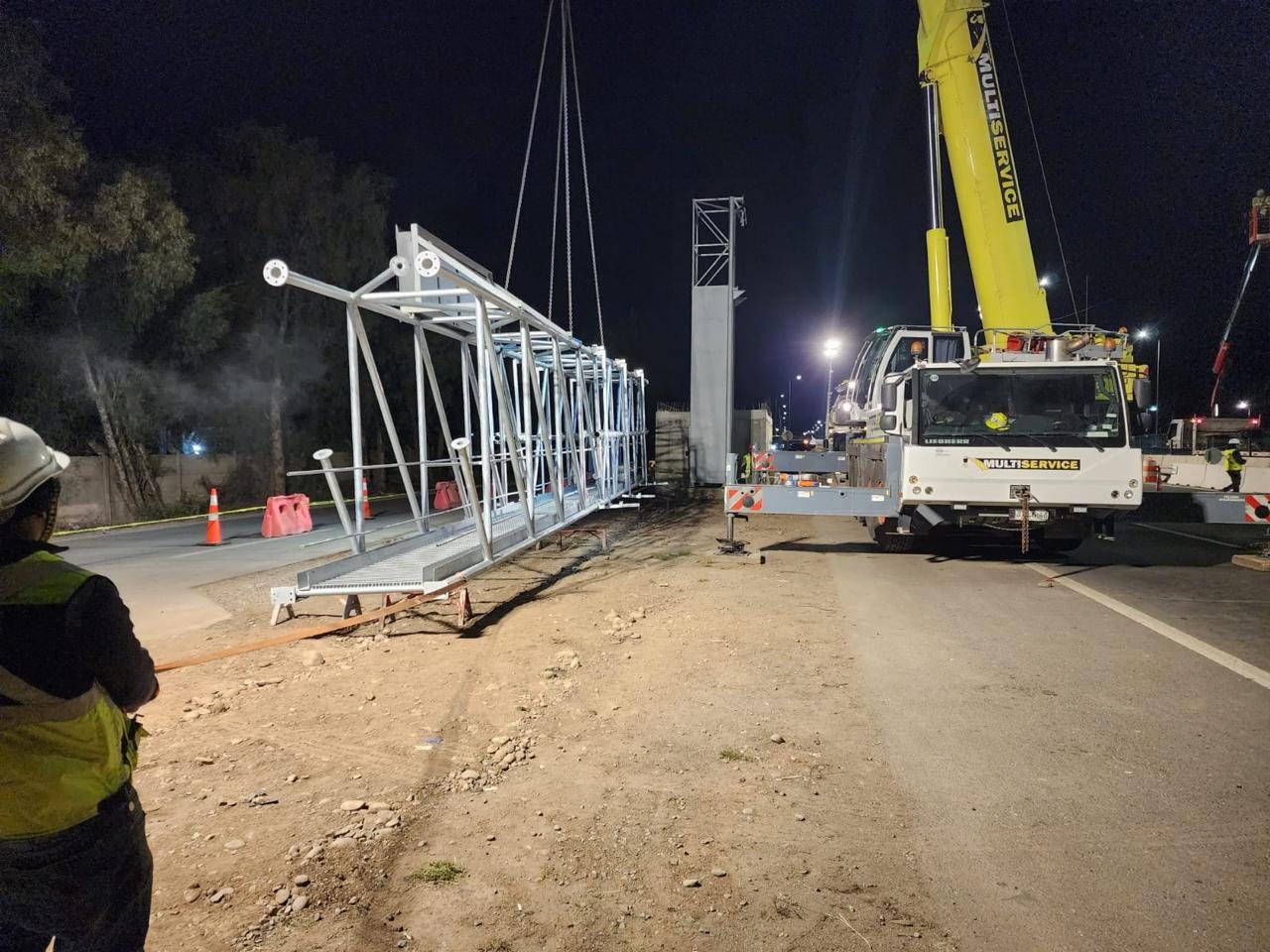 Montaje de pórtico vial metálico sobre carretera