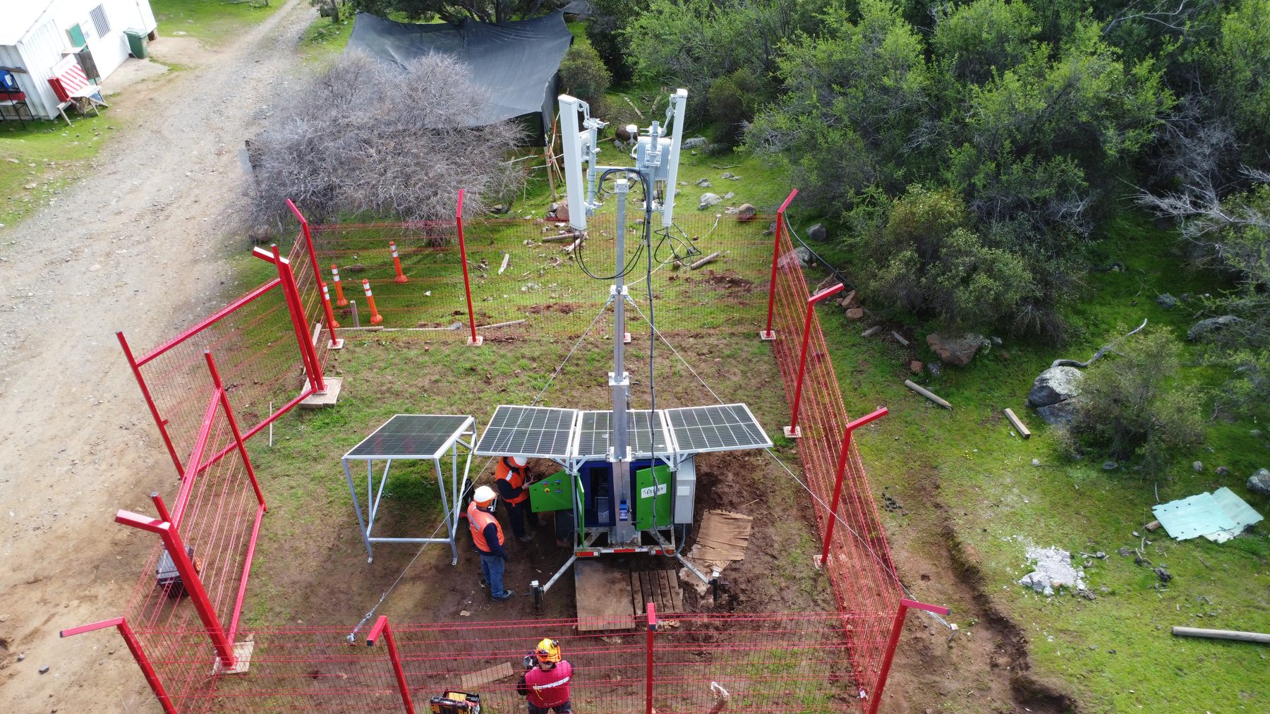 Vista aérea de instalación solar con gabinetes técnicos
