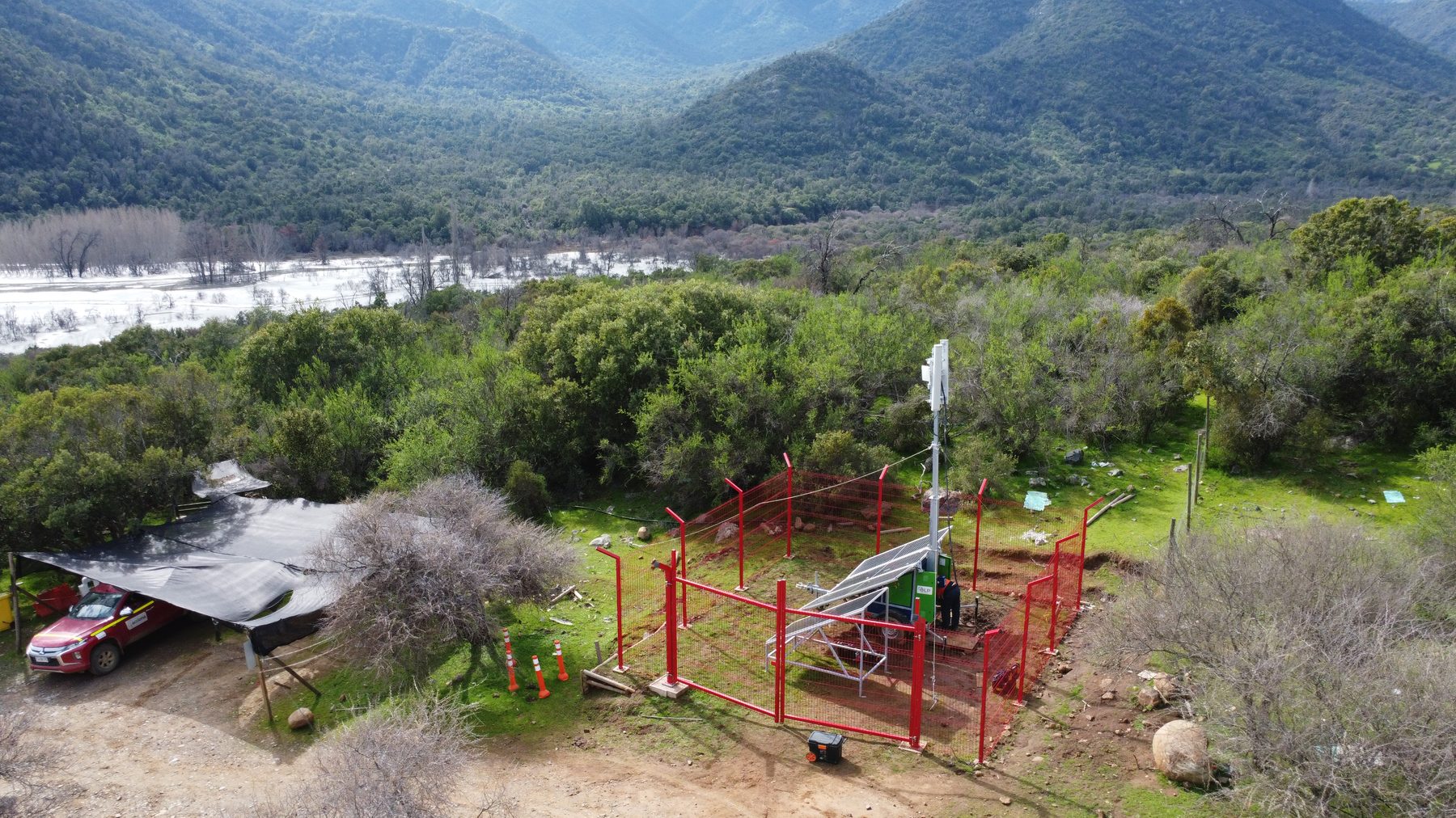 Torre solar de telecomunicaciones instalada en cerro